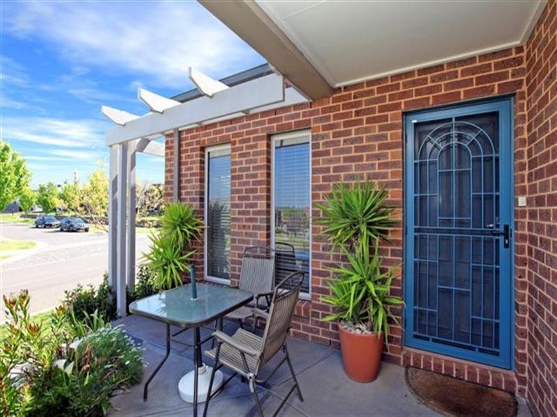 30 Hoxton Crescent, Craigieburn VIC 3064