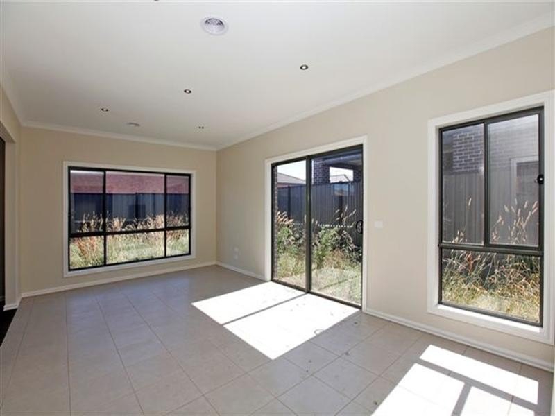 27 Watergum Avenue, Craigieburn VIC 3064