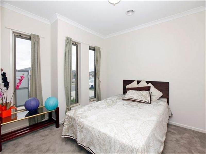 11 Falls Avenue, Craigieburn VIC 3064