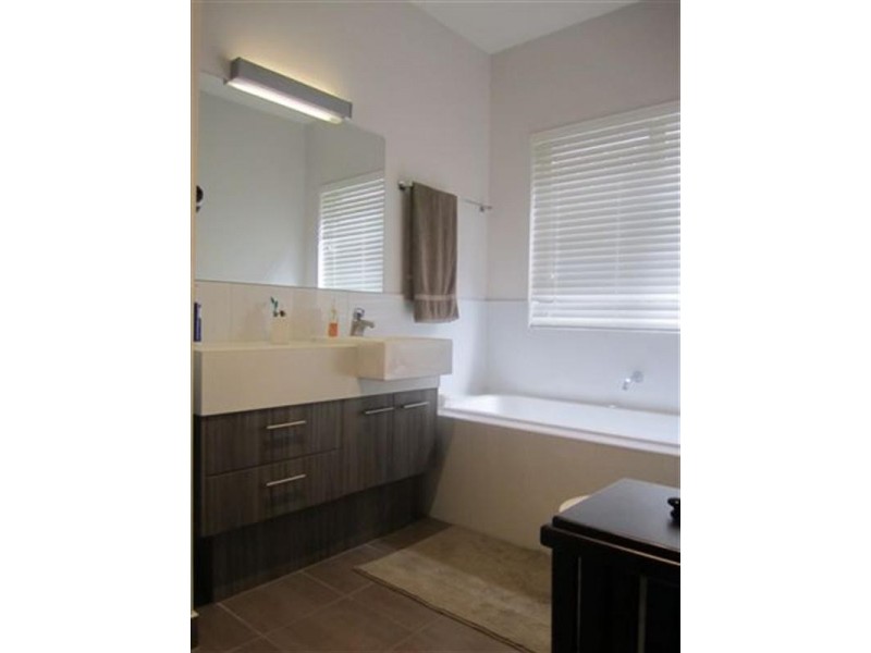 4 Bird Close, Craigieburn VIC 3064