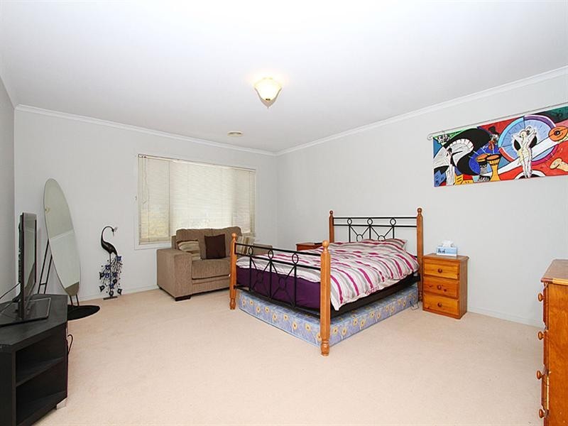 18 Paroo Avenue, Roxburgh Park VIC 3064