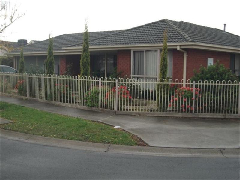 6 Aquila Grove, Roxburgh Park VIC 3064