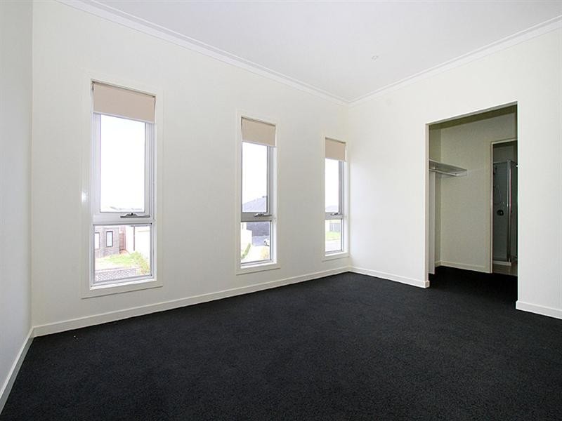 8 Jarrah Place, Craigieburn VIC 3064