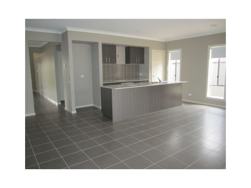 2 Woodford Avenue, Craigieburn VIC 3064