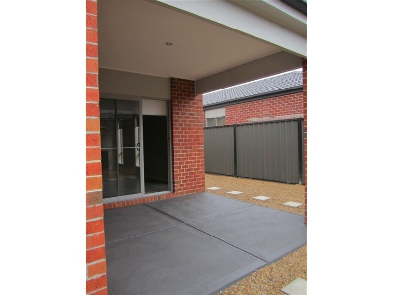 2 Woodford Avenue, Craigieburn VIC 3064