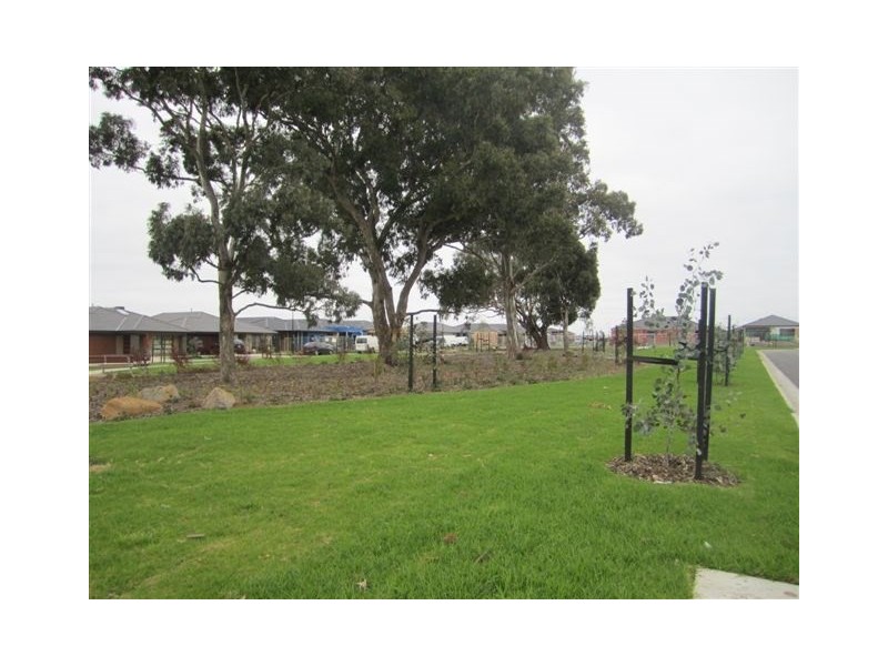 2 Woodford Avenue, Craigieburn VIC 3064