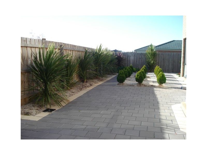 8 Ebro Court, Roxburgh Park VIC 3064