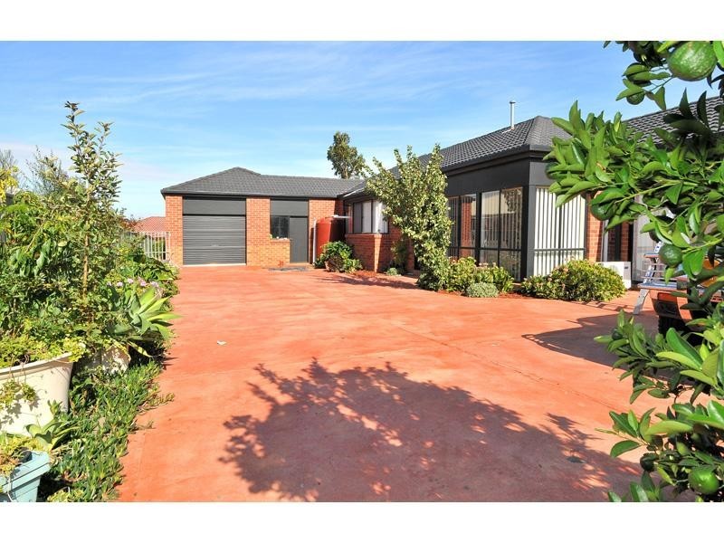 40 Malcolm Creek Parade, Craigieburn VIC 3064