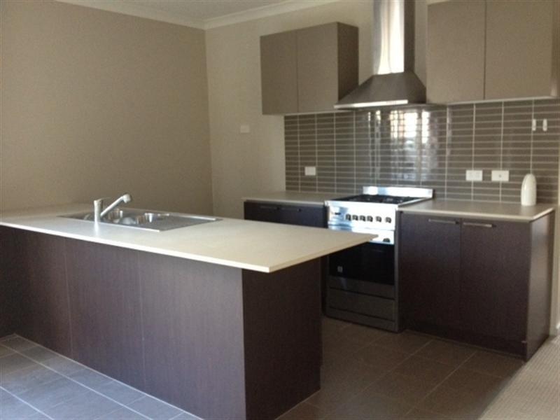 33 Viewside Crescent, Craigieburn VIC 3064