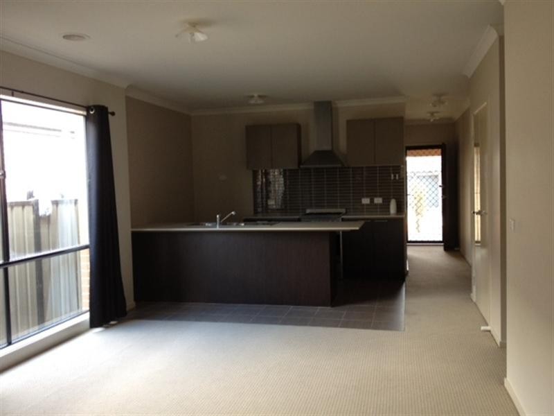 33 Viewside Crescent, Craigieburn VIC 3064