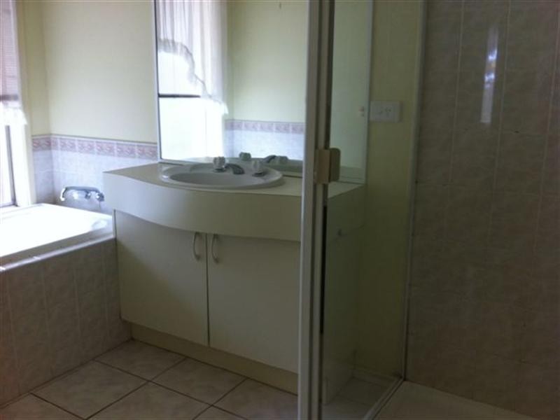 17 Reading Close, Roxburgh Park VIC 3064