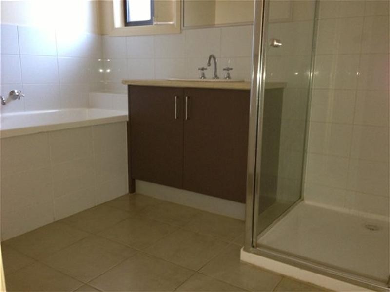 2 Hollows Court, Craigieburn VIC 3064