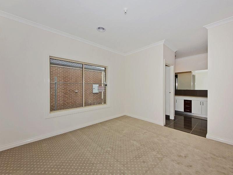 35 Moor Park Drive, Craigieburn VIC 3064