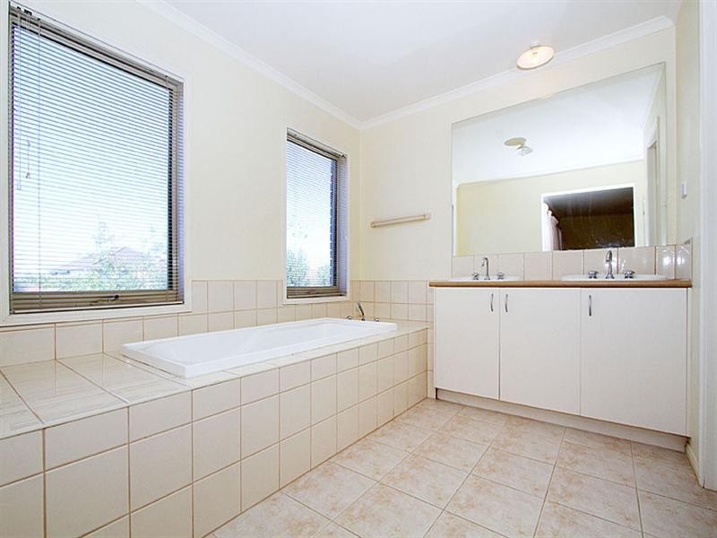 8 Gardenia Close, Craigieburn VIC 3064