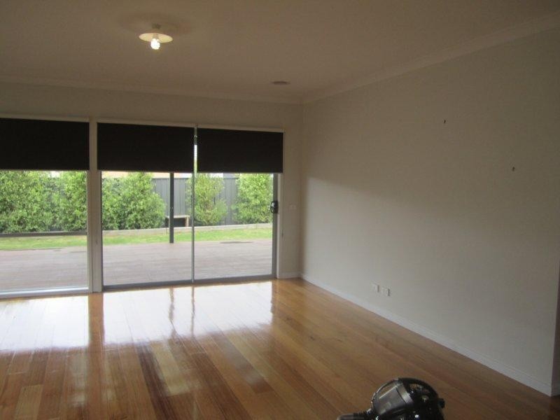 8 Birdswood Crescent, Craigieburn VIC 3064