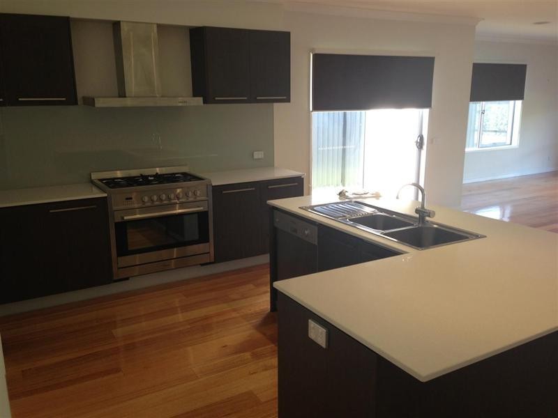 8 Birdswood Crescent, Craigieburn VIC 3064