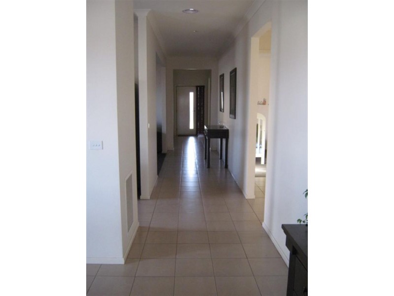 24 Broadway Street, Roxburgh Park VIC 3064