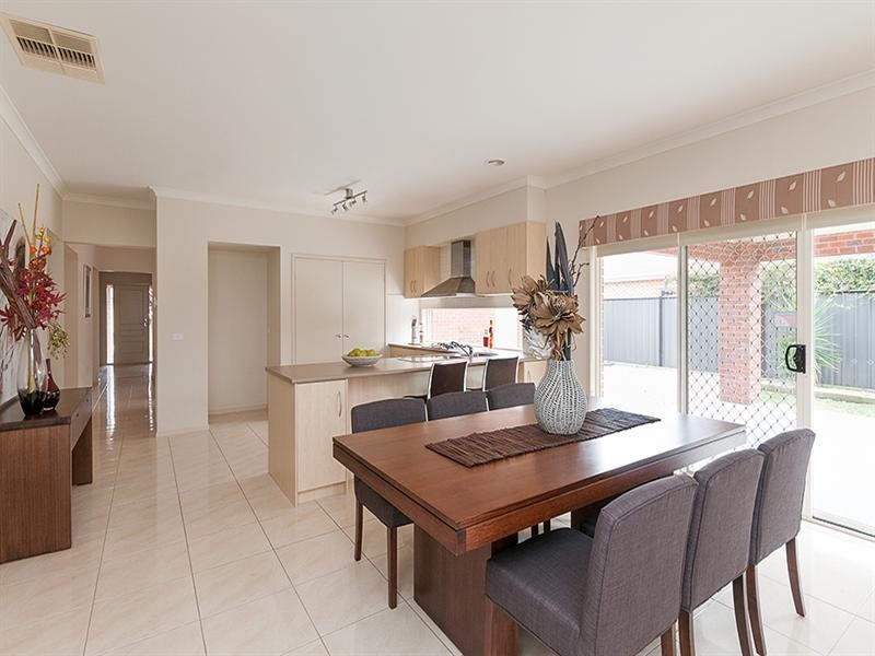 25 Cheltenham Close, Craigieburn VIC 3064