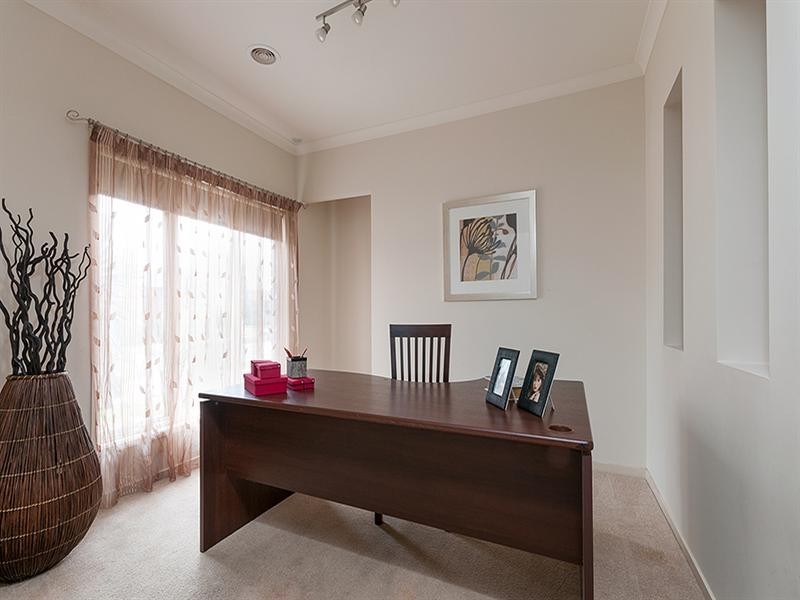 25 Cheltenham Close, Craigieburn VIC 3064