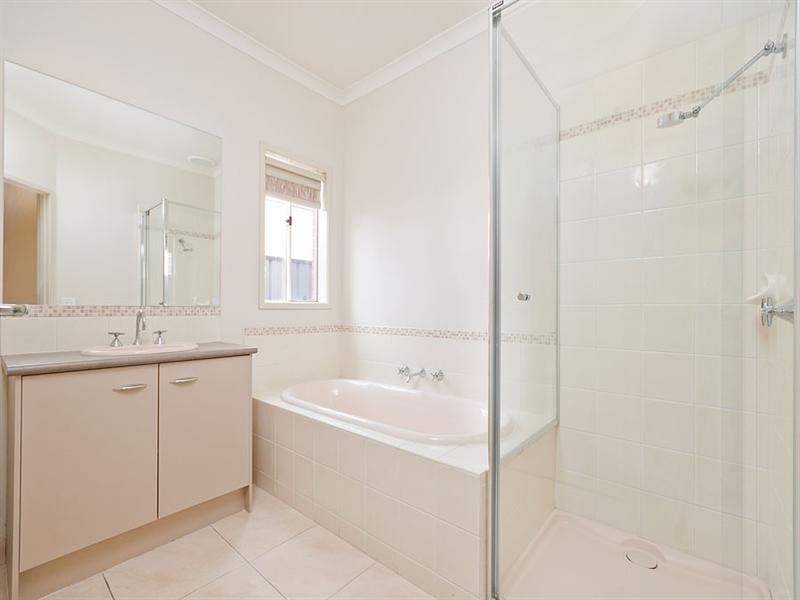 25 Cheltenham Close, Craigieburn VIC 3064