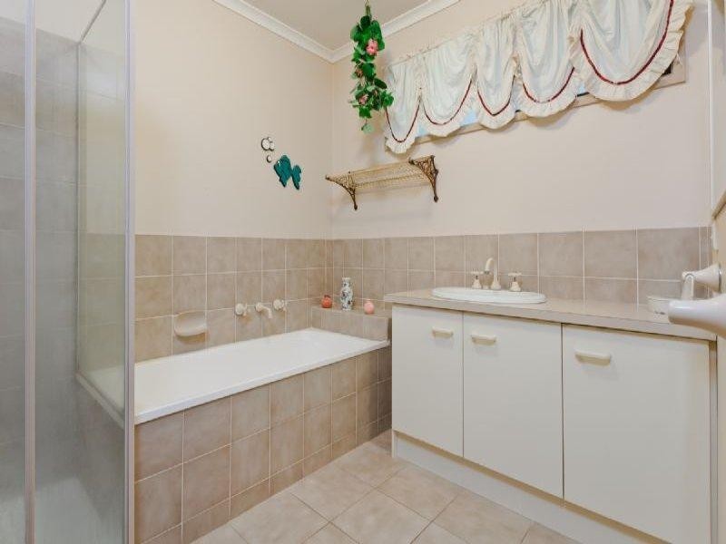 8 Radstock Place, Craigieburn VIC 3064
