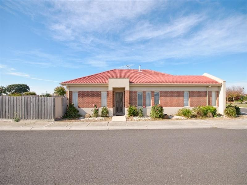 4 Decarla Crescent, Roxburgh Park VIC 3064