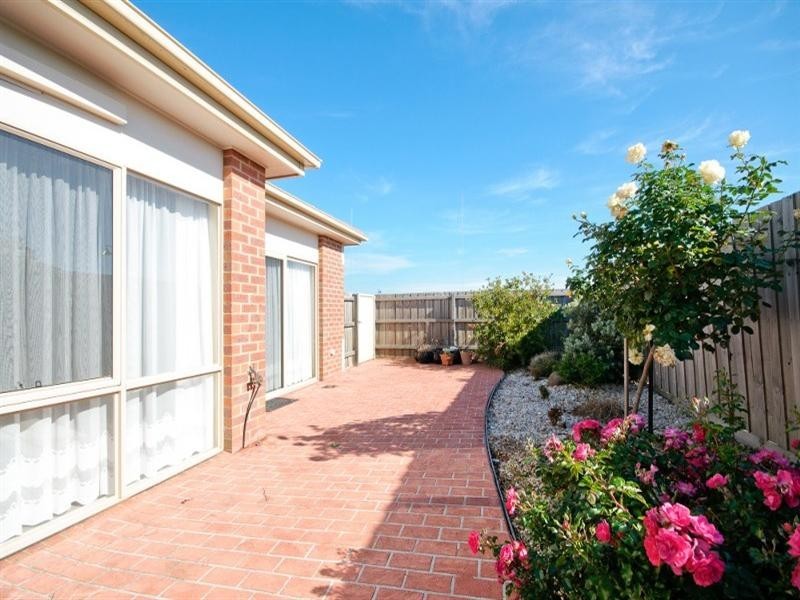 4 Decarla Crescent, Roxburgh Park VIC 3064