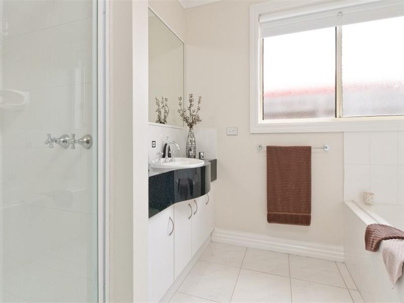 2 Bingin Place, Craigieburn VIC 3064