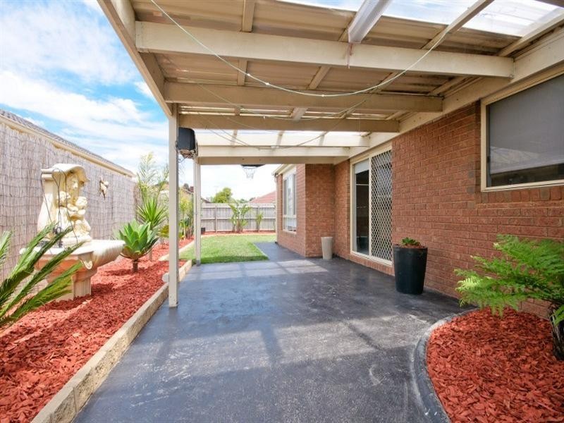 2 Bingin Place, Craigieburn VIC 3064