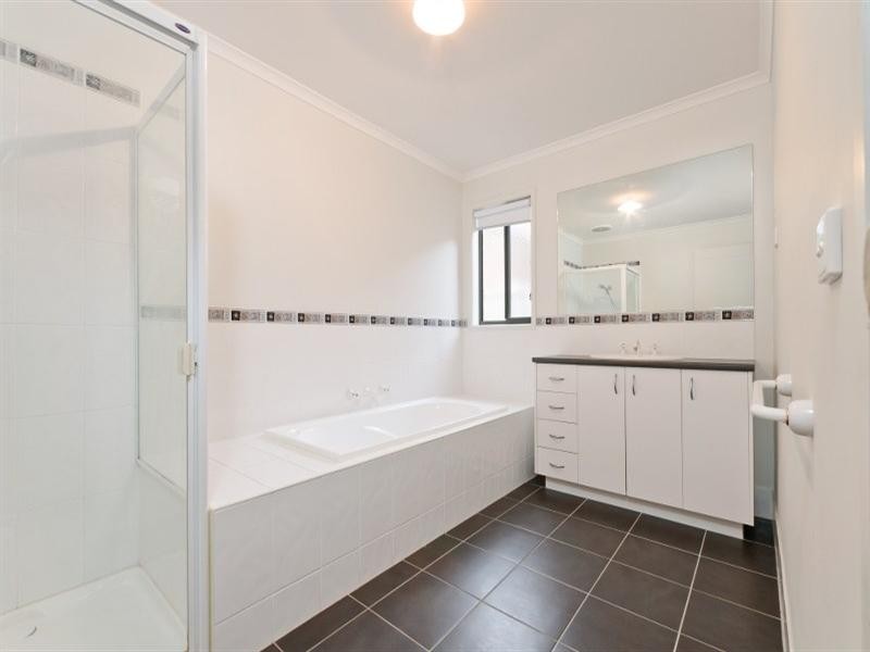 34 Long Island Circuit, Craigieburn VIC 3064