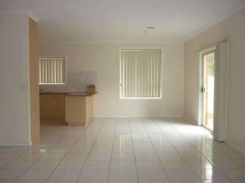 8 Woodlea Crescent, Craigieburn VIC 3064