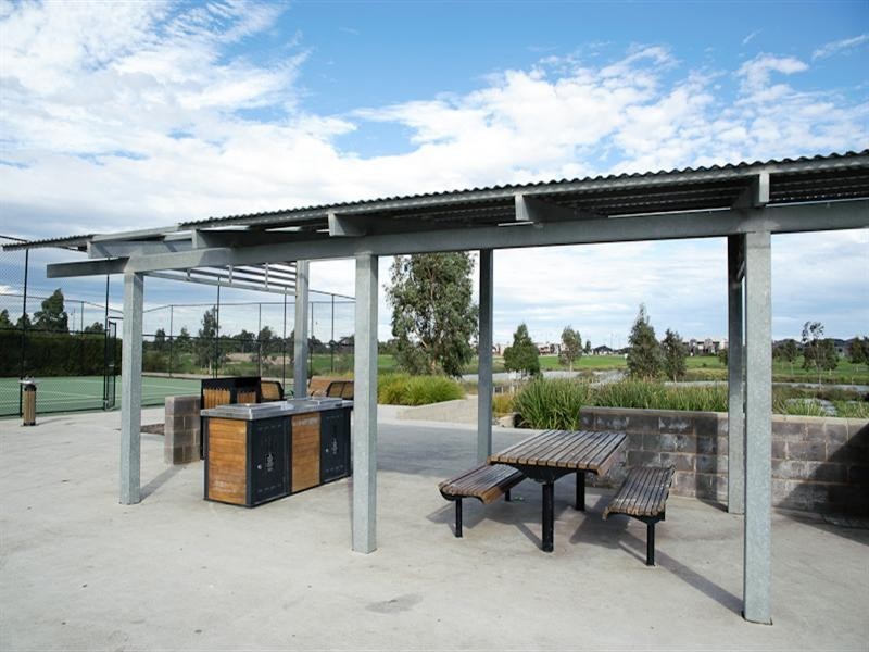 13 Basingstoke Retreat, Craigieburn VIC 3064