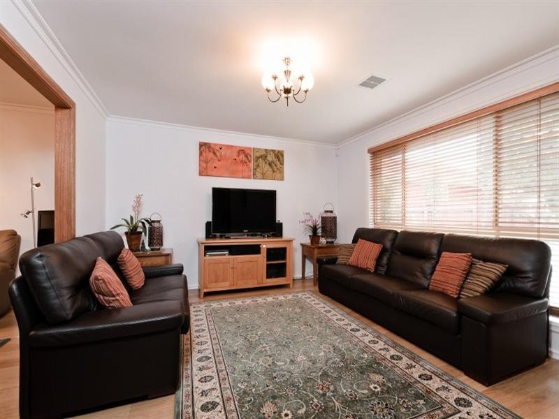 3 Sutherland Way, Roxburgh Park VIC 3064