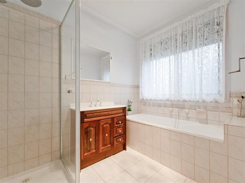 3 Sutherland Way, Roxburgh Park VIC 3064