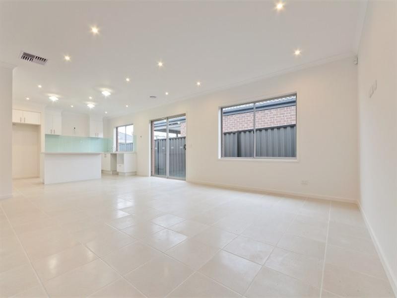 95 Biltmore Crescent, Roxburgh Park VIC 3064