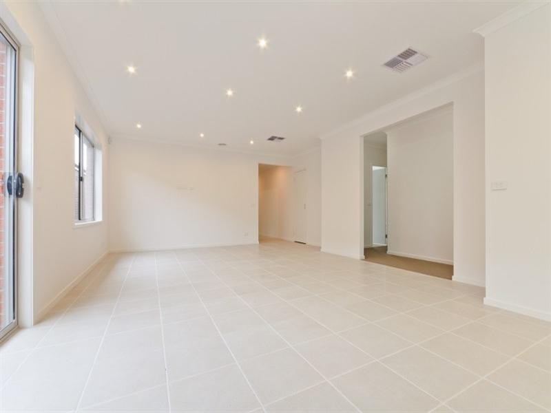 95 Biltmore Crescent, Roxburgh Park VIC 3064
