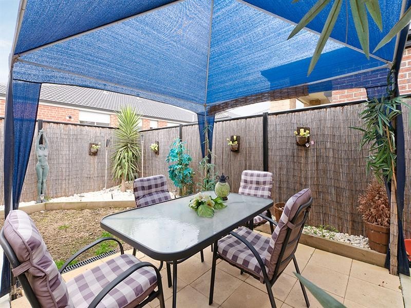 27 Dempster Drive, Craigieburn VIC 3064