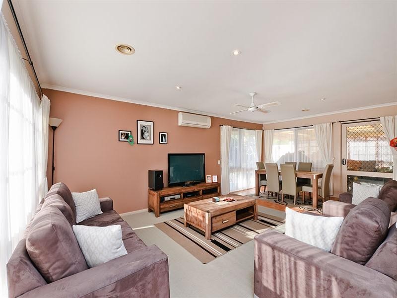 17 Axminster Drive, Craigieburn VIC 3064