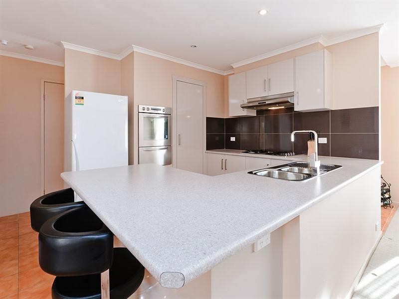 17 Axminster Drive, Craigieburn VIC 3064