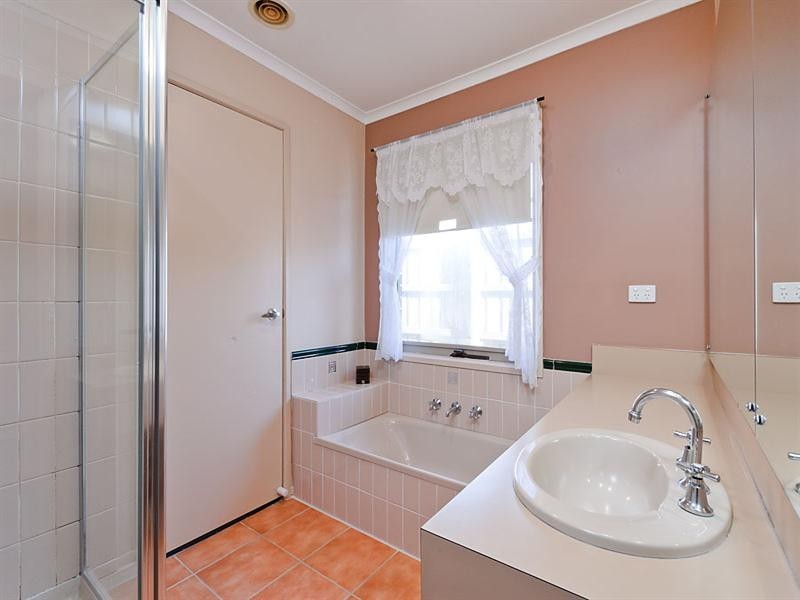 17 Axminster Drive, Craigieburn VIC 3064