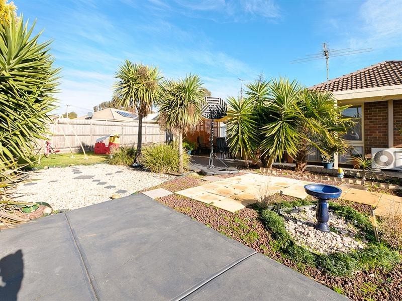 17 Axminster Drive, Craigieburn VIC 3064