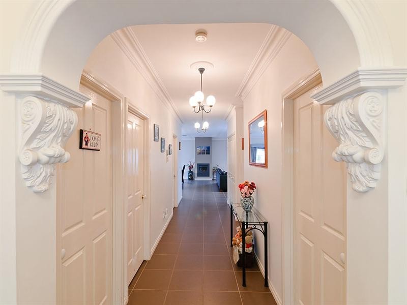 6 Sommeville Drive, Roxburgh Park VIC 3064