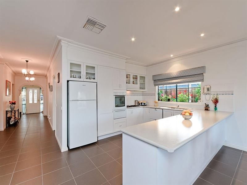 6 Sommeville Drive, Roxburgh Park VIC 3064