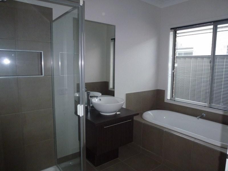 8 Lion Chase, Craigieburn VIC 3064