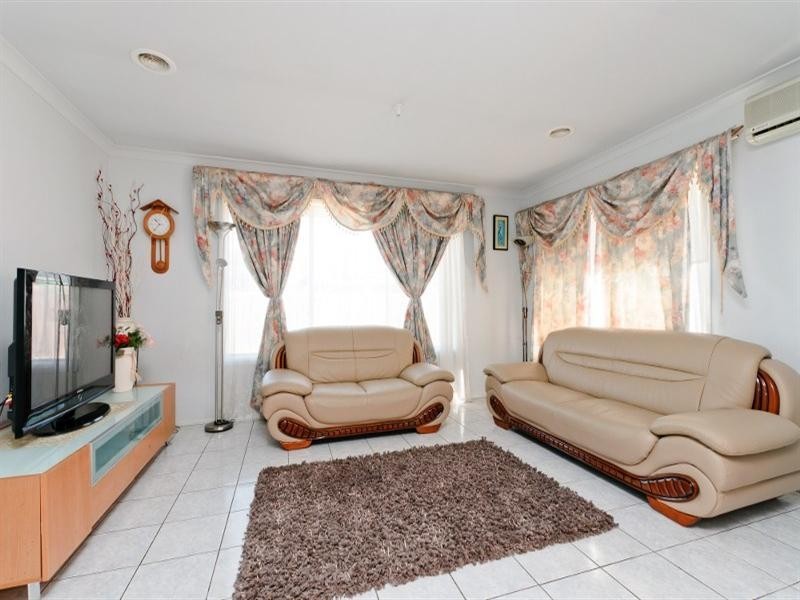 33 Limpopa Square, Roxburgh Park VIC 3064