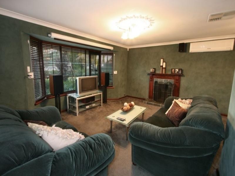 16 Lorikeet Loop, High Wycombe WA 6057