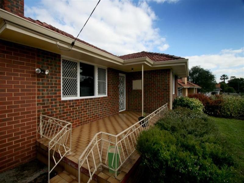 3 Hoskin Street, Cloverdale WA 6105