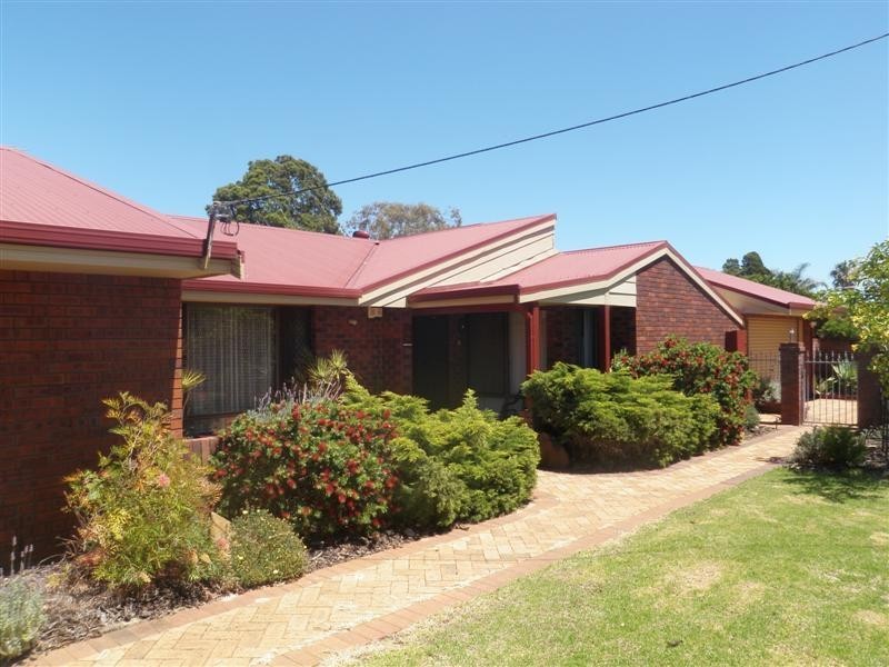 2 Chancery Court, Forrestfield WA 6058