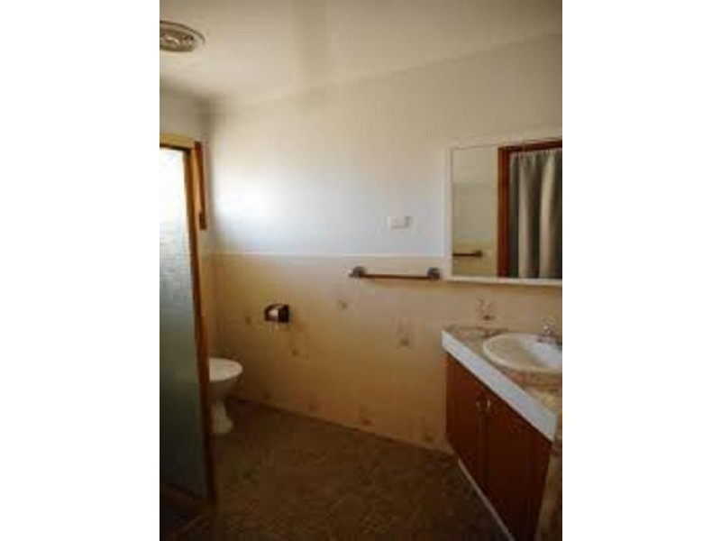 32 Runaway Bay Avenue, Runaway Bay QLD 4216