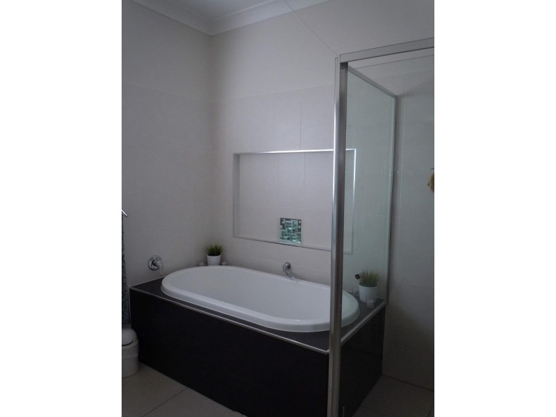 20 Angourie Crescent, Pacific Pines QLD 4211